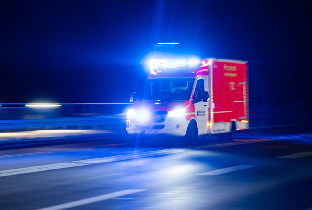 Rettungswagen mit Blaulicht bei Nacht